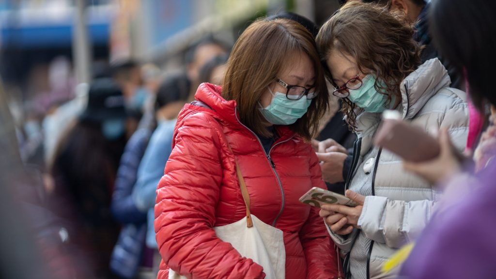 Chinos se protegen para enfrentar coronavirus