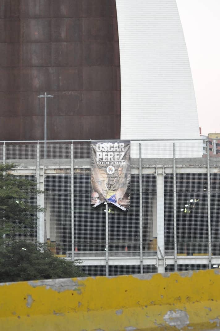 Pancarta de Óscar Pérez en el Panteón Nacional | Foto: Cortesía