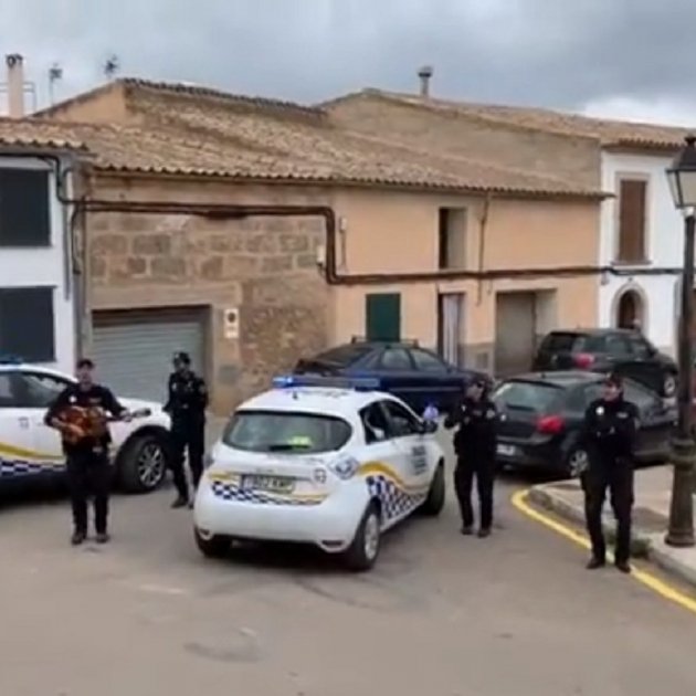 Policías de Mallorca cantando en las calles | Foto: Cortesía