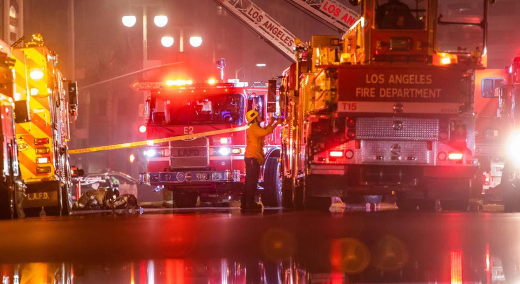 Al menos 11 bomberos resultaron heridos tras la explosión de un almacén en el centro de Los Ángeles, California, EEUU. Foto: AFP / vía Getty Images
