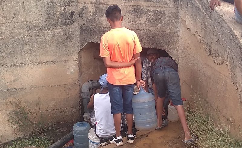 Comunidad en Guárico se surte de agua por un pequeño túnel