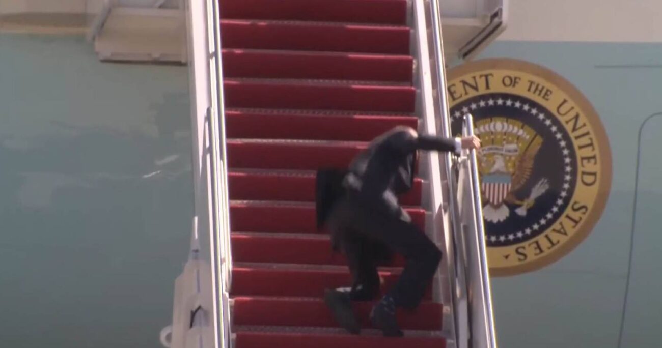 Vea cómo Biden se cayó al subir las escaleras del avión presidencial (+ Video)
