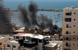 Columnas de humo negro se elevan durante un ataque aéreo israelí en el puerto marítimo de la ciudad de Gaza