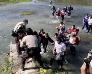 45 migrantes venezolanos atravesaron el río Texas