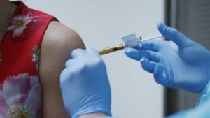 Vacunación contra la covid-19 - Chile Hombre Foto: AFP