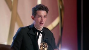 Josh O'Connor recibiendo su Emmy. Foto: CBS