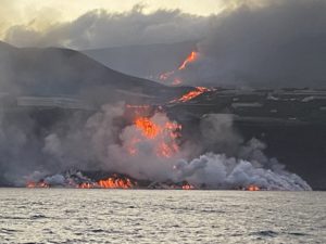 Lava del volcán La Palma entra en contacto con el mar. Foto: Cadena SER