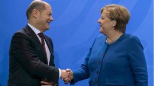 La canciller alemana Angela Merkel y su ministro de Finanzas Olaf Scholz en Berlín, el 16 de diciembre de 2019 John Macdougall AFP/Archivos