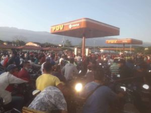 Falcón Colas de gasolina en Mérida