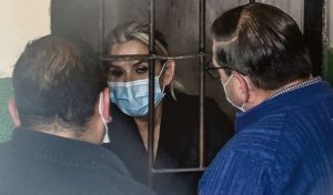Cárcel. Áñez habló con sus abogados desde una celda. Foto: AFP