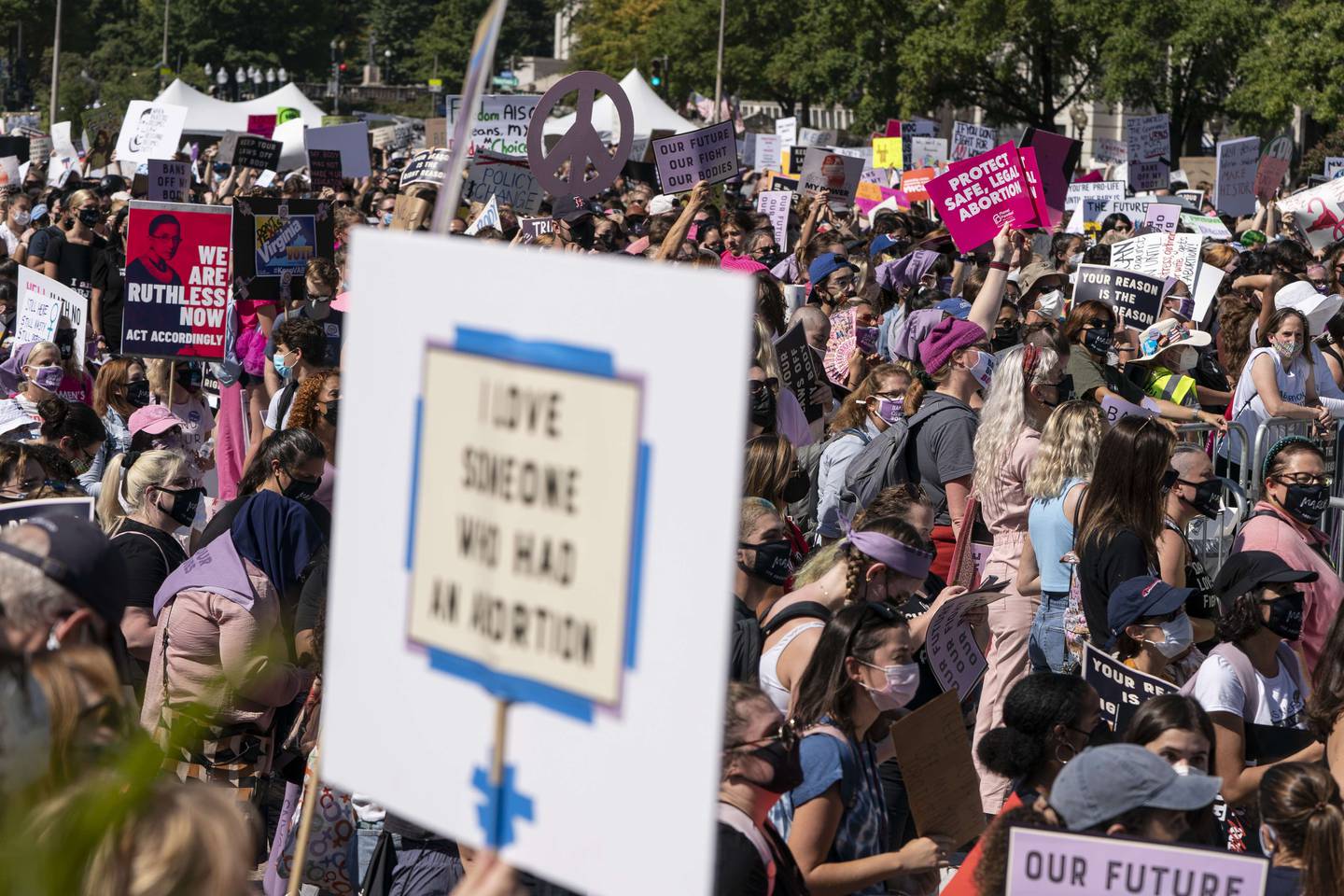 Activistas por los derechos de las mujeres sostienen carteles mientras se reúnen en Freedom Plaza para una manifestación el 2 de octubre del 2021 en Washington. La Marcha de Mujeres y otros grupos organizaron movimientos en todo el país para protestar contra la nueva ley de aborto en Texas. (JOSHUA ROBERTS/AFP)