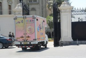 Vehículos con decoraciones en la entrada del Palacio de Gobierno de Perú. Foto: Twitter