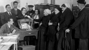 Mujeres votan por primera vez en Venezuela (1946).