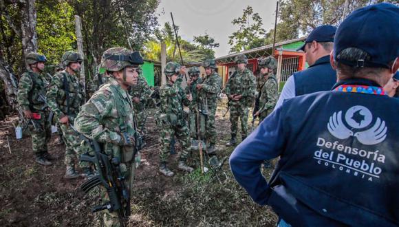 Soldados colombianos hablan con miembros de la Defensoría del Pueblo luego de ser liberados por campesinos en el municipio de Tibu, departamento de Norte de Santander, Colombia, en la frontera con Venezuela. (Foto: SCHNEYDER MENDOZA / AFP).