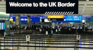 Un "Bienvenidos a la frontera de Reino Unido" recibe a los pasajeros que llegan al aeropuerto Heathrow de Londres el 31 de diciembre de 2020 Ben FATHERS AFP