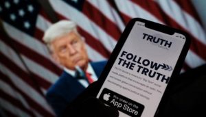 “Truth Social” es el nombre de la nueva futura plataforma que es presentada como una alternativa a Facebook, Twitter y YouTube. (Foto: CHRIS DELMAS / AFP).