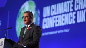 El presidente de la COP26, Alok Sharma, pronuncia su discurso de apertura de la cumbre del clima de Glasgow, este domingo. / AFP / DANIEL NEAL-OLIVAS