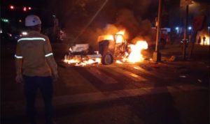 El Cuerpo de Bomberos de Iribarren extinguió el incendio de vehículos en la avenida Lara. Foto: Bomberos de Iribarren