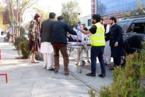 Heridos con atención médica en Kabul. Foto: Twitter