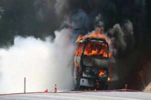 Autobús incendiado en Bulgaria. Foto: Twitter