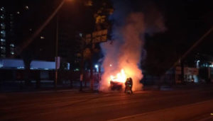 El Cuerpo de Bomberos de Iribarren extinguió el incendio de vehículos en la avenida Lara. Foto: Bomberos de Iribarren
