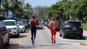 Personas ejercitándose en las calles de Miami.
