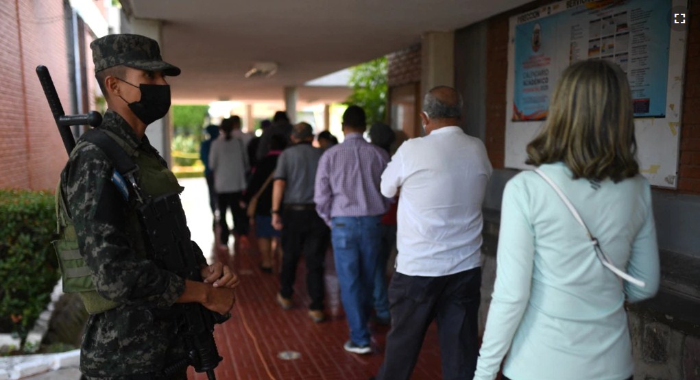 Personas hacen cola para votar en un colegio electoral en Tegucigalpa, Honduras. (AFP)