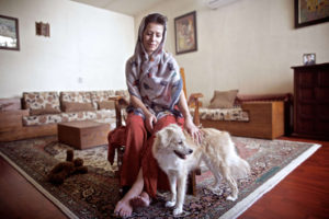 Shohreh con Shiny en su casa de Teherán. Foto: AFP