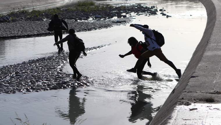 Migrantes centroamericanos y de Haití optan por solicitar asilo en EE. UU., pero tras la implementación del programa “Quédate en México” ahora deben esperar en la frontera. (Foto Prensa Libre: AFP)