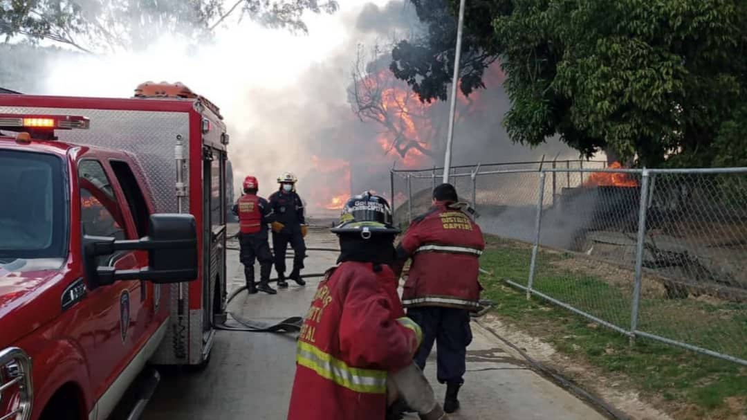 Bomberos de Distrito Capital combaten incendio. Foto: Twitter Román Camacho.