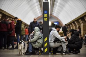 Miles de personas se esconden en las estaciones del metro por bombardeos en Ucrania