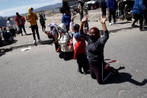 Migrantes protestan contra el cierre de la frontera entre Chile y Bolivia. Foto: EFE/Jose Caviedes
