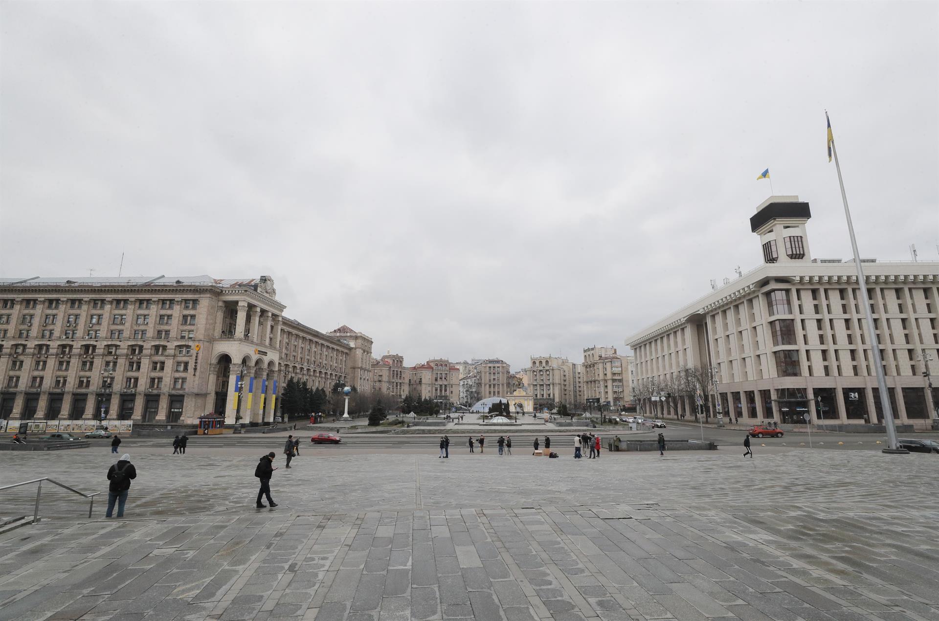 Centro de Kiev, capital de Ucrania. La ciudad bajo asedio de tropas rusa. Foto: SERGEY DOLZHENKO / EFE