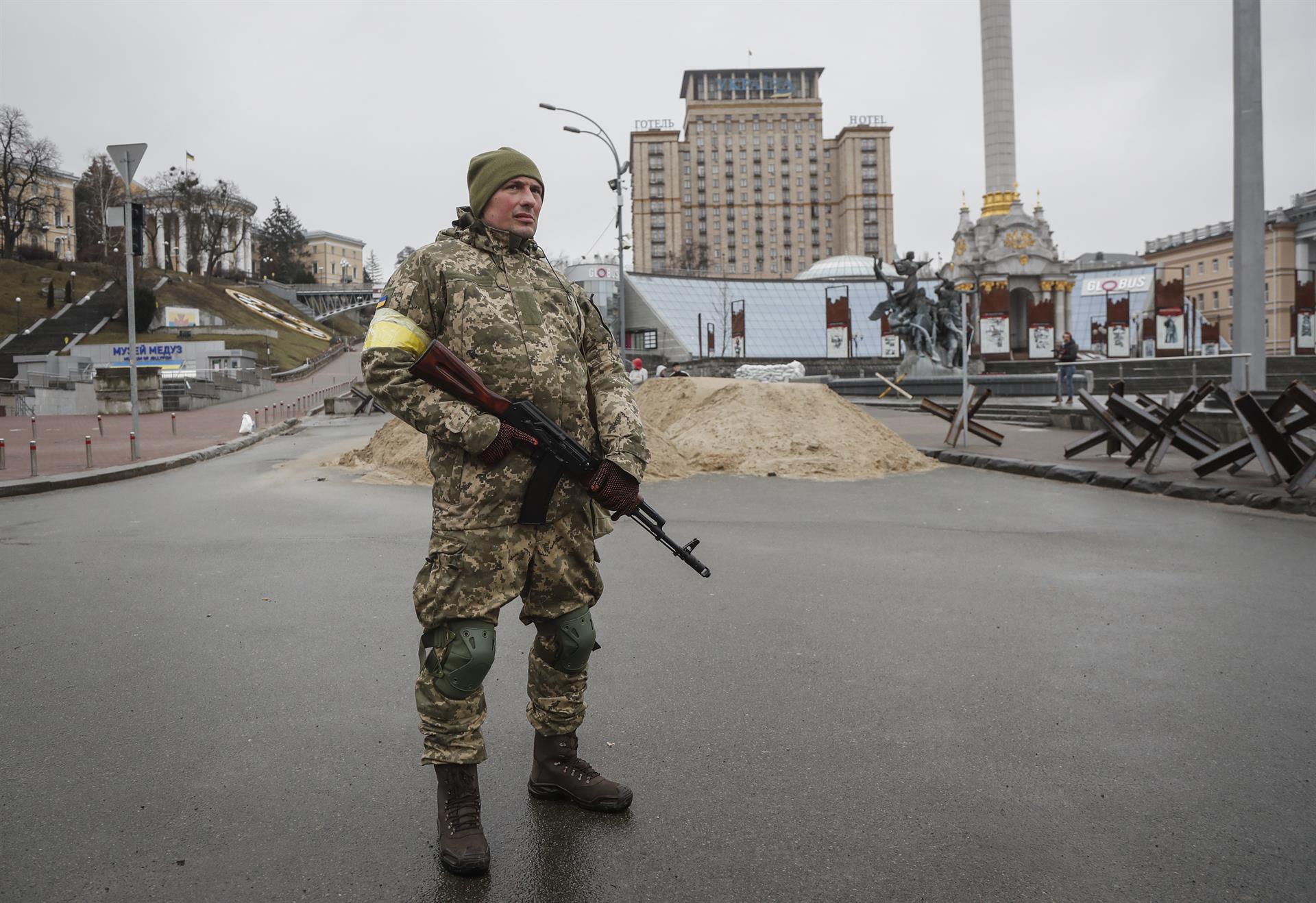 Militar ucraniano en Kiev. Foto: EFE/ZURAB KURTSIKIDZE Ucrania
