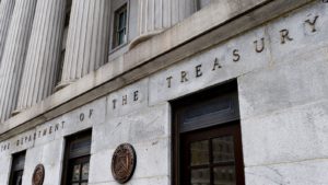 Vista exterior del edificio del Departamento del Tesoro de los Estados Unidos, el 27 de marzo de 2020, en Washington. DC.