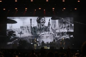 AME6756. SAO PAULO (BRASIL), 27/03/2022.- Fotografía de un homenaje a Taylor Hawkins, el baterista de la banda estadounidense Foo Fighters que murió el pasado viernes, durante el Festival Lollapalooza hoy en el autódromo Interlagos de Sao Paulo (Brasil). EFE/Sebastiao Moreira