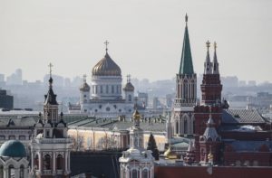 Moscú (Federación Rusa), 18/03/2022.- Una vista de la torre Nikolskaya (2-L), el Museo Histórico (R), la Catedral de Cristo Salvador (2-L) en Moscú, Rusia, el 18 de marzo de 2022. (Rusia, Moscú) EFE/EPA/YURI KOCHETKOV