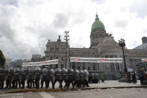 Policías resguardan los alrededores del Parlamento argentino durante unas protestas en Buenos Aires (Argentina). Foto: EFE/Juan Ignacio Roncoroni