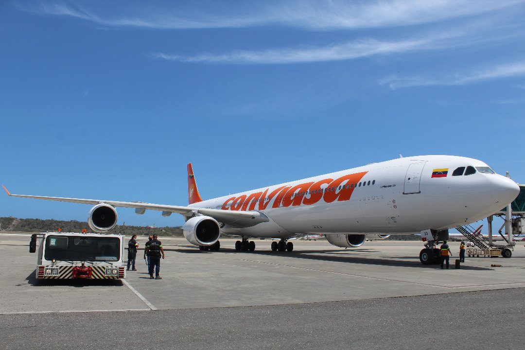 El Airbus 340-600 llegó Maiquetía este 16Mar para incorporarse a la flota y operar rutas de largo alcance a países de Europa y Asia. Tiene capacidad para trasladar 311 pasajeros, ofreciendo asientos en clase ejecutiva y clase económica Perú. Foto: Twitter Conviasa.