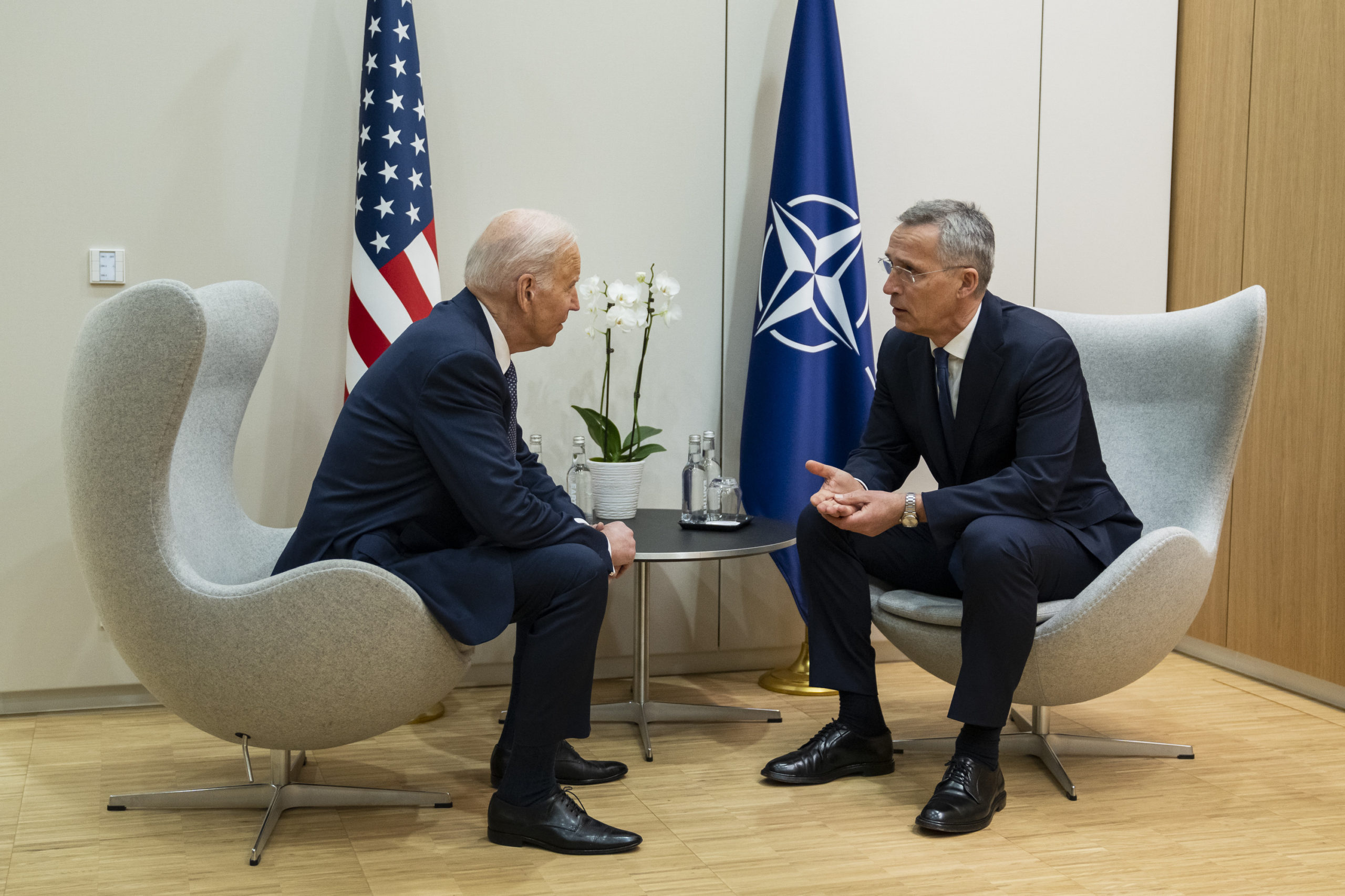 Presidente de Estados Unidos, Joe Biden, se reunió este 24 de marzo con el secretario general de la OTAN, Jens Stoltenberg, para abordar la invasión de Ucrania. Foto: Twitter. POTUS.