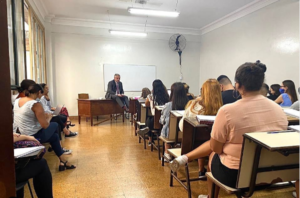 Presidente de Argentina, Alberto Fernández, impartiendo clases en la UBA. Foto: Instagram Alberto Fernández.