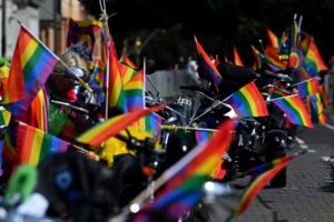 Banderas del orgullo gay. Foto: EFE/BIANCA DE MARCHI