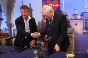Sean Penn patrocinará un centro de asistencia para refugiados ucranianos en Polonia
