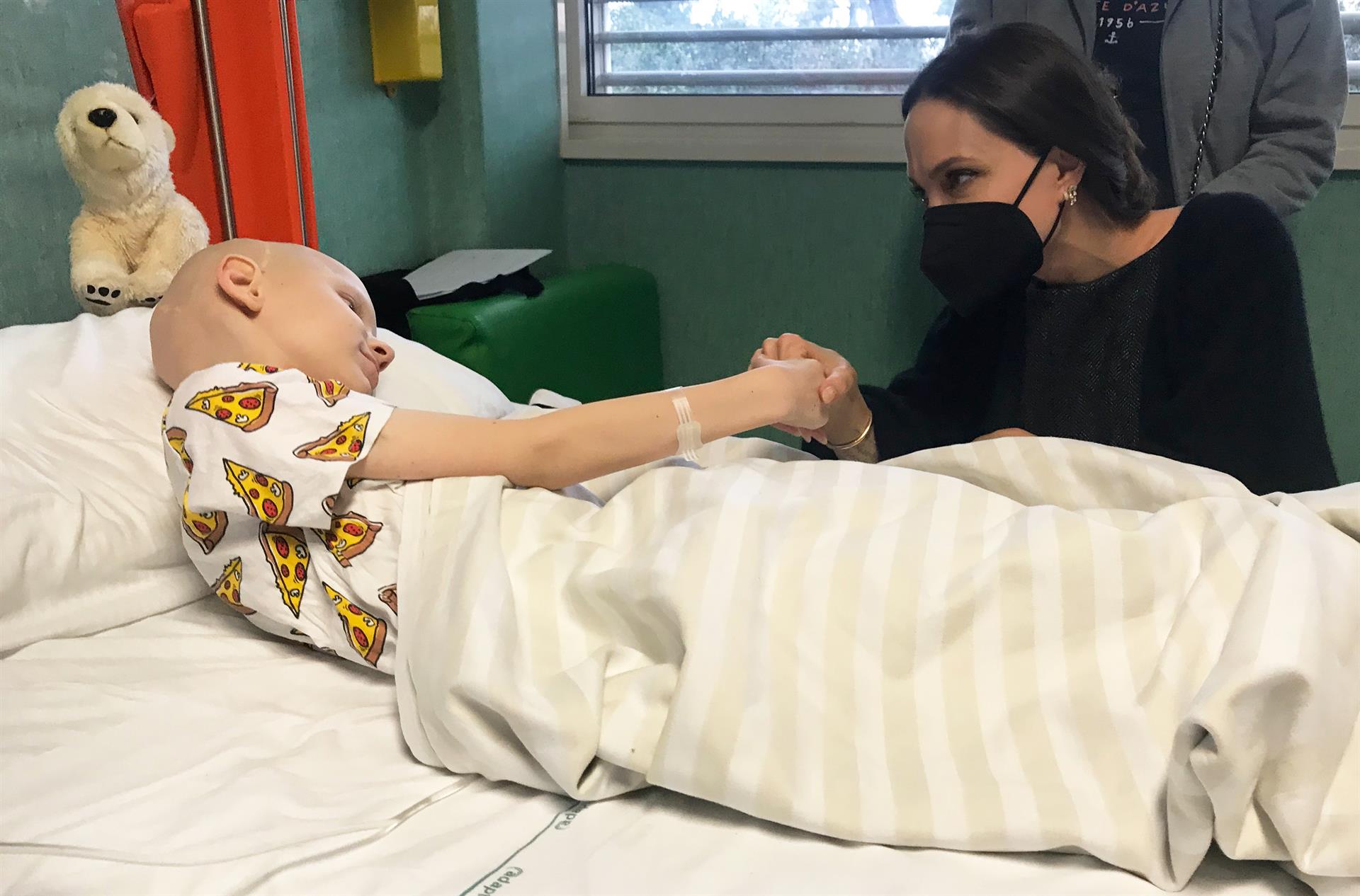 Angelina Jolie visitó a niños ucranianos hospitalizados en Roma