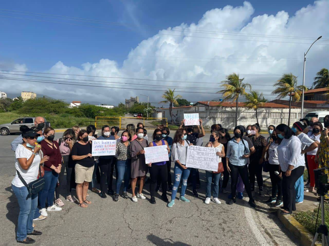 Padres protestaron en la isla de Margarita por la limitación del horario escolar