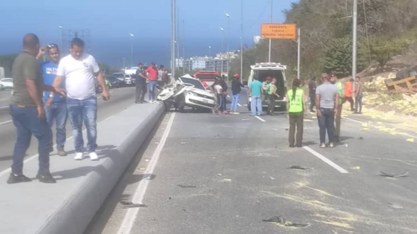Accidente en la autopista Caracas-La Guaira. Foto: Twitter Román Camacho