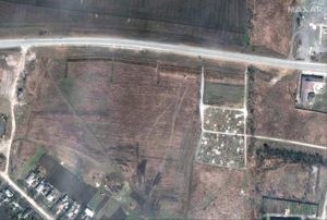 Imagen satelital de la fosa común denunciada por Ucrania. Foto: Satellite image ©2022 Maxar Technologies / AFP