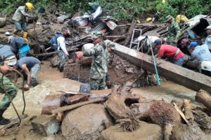 Asciende a 13 muertos por avalancha de tierra en Colombia