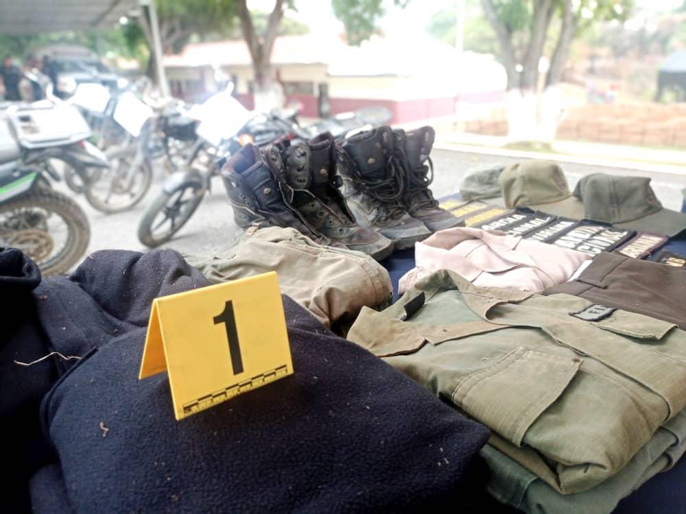 Cuerpos de seguridad venezolanos incautan uniformes militares utilizados presuntamente por el grupo desmantelado en Guárico. Foto: Twitter Remigio Ceballos Ichaso.