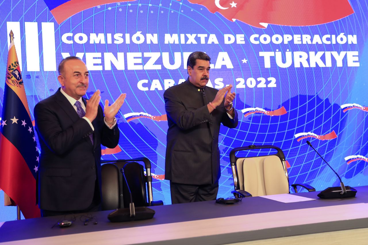 Nicolás Maduro junto al ministro de Relaciones Exteriores de Turquía, Mevlüt Çavüşoğlu. Foto: Twitter Nicolás Maduro.